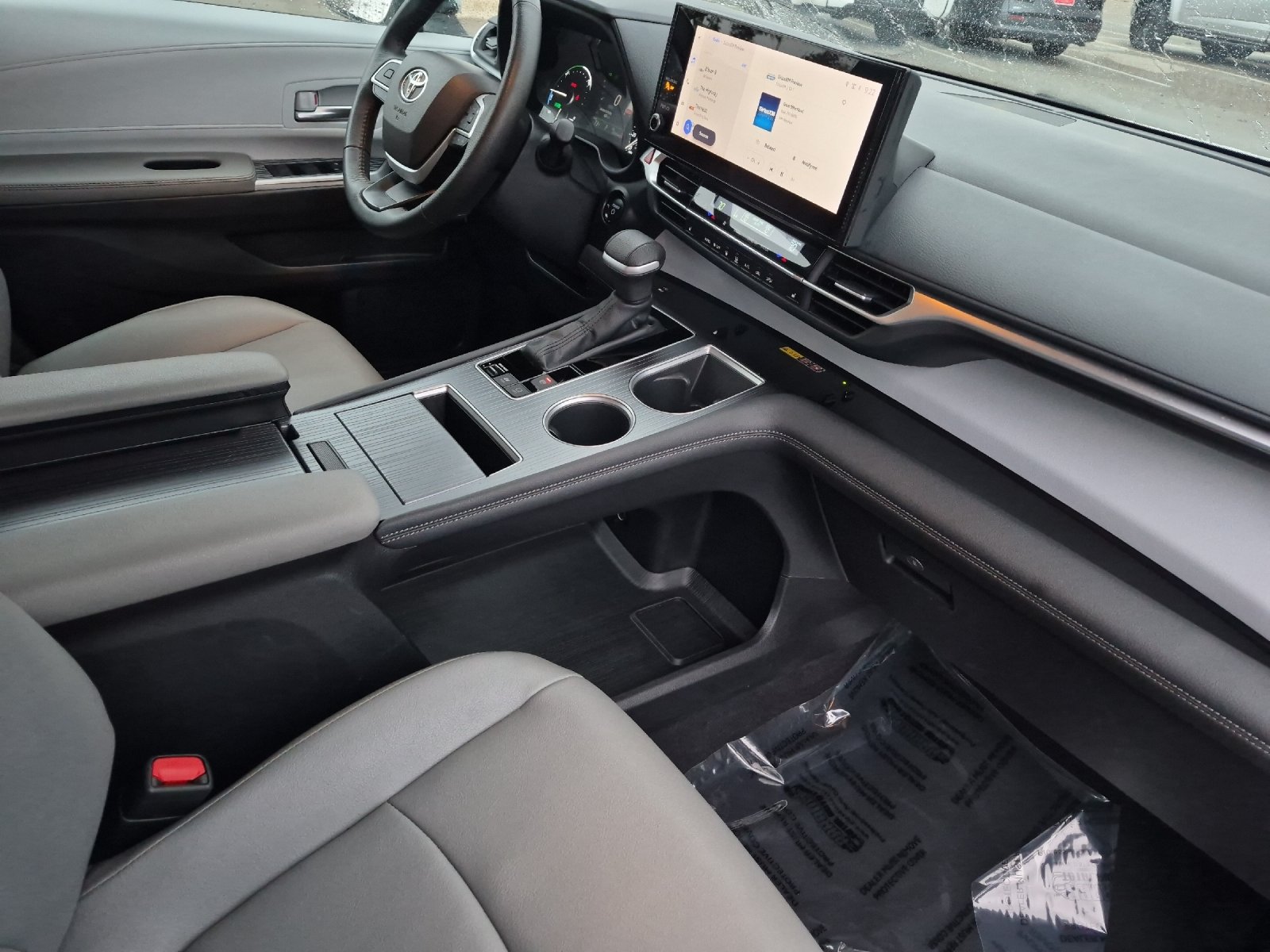 Used 2025 Toyota Sienna XLE FWD image 16
