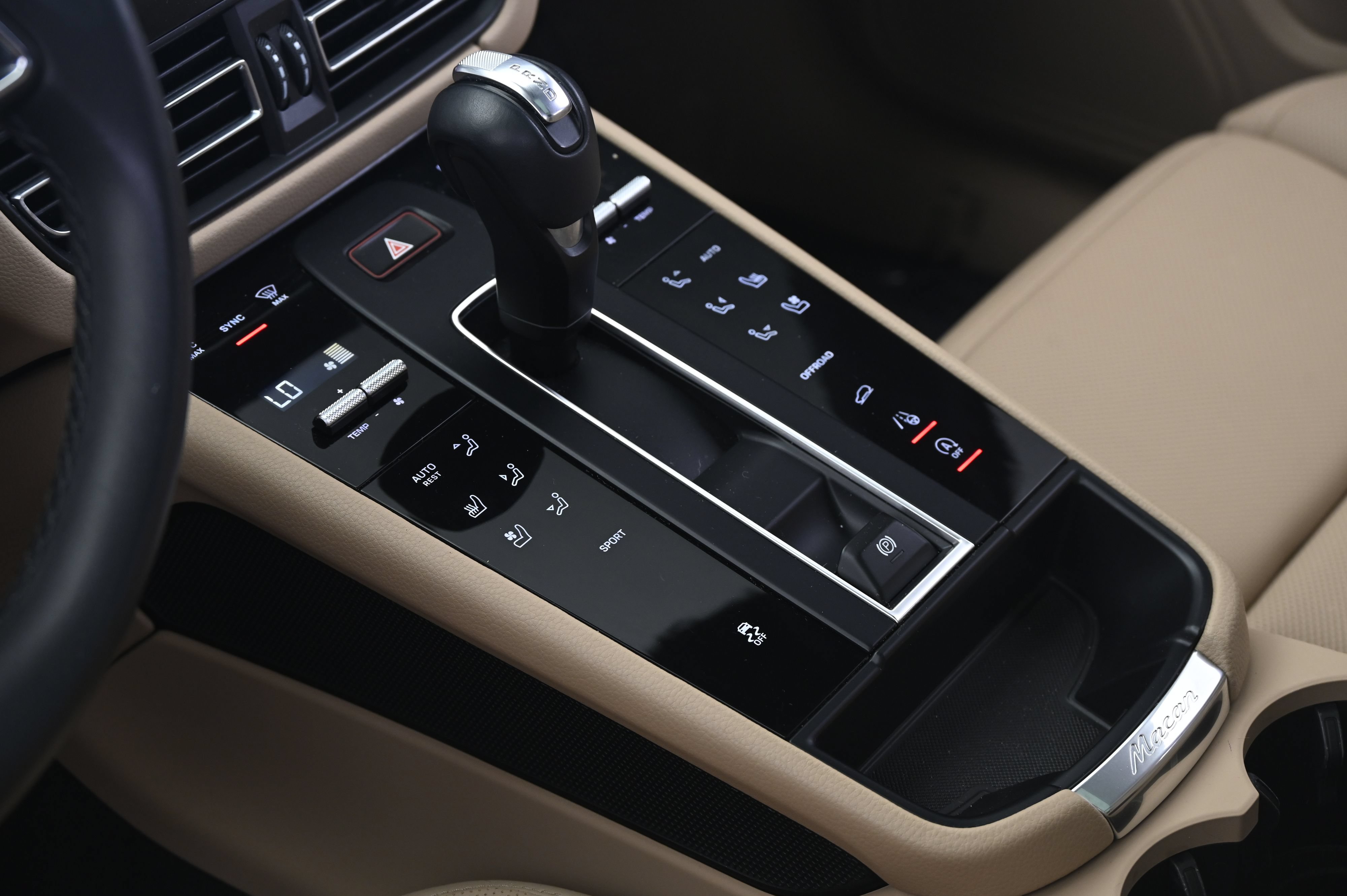 Certified 2024 Porsche Macan AWD/4WD image 34