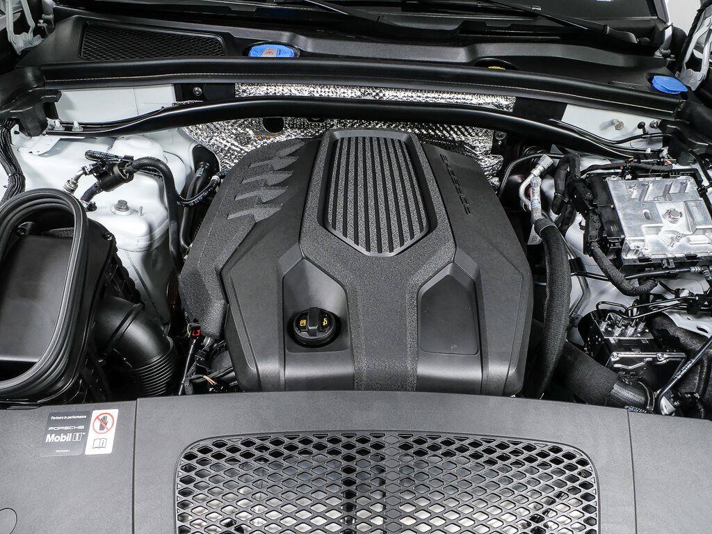 Certified 2026 Porsche Macan Turbo AWD/4WD image 37