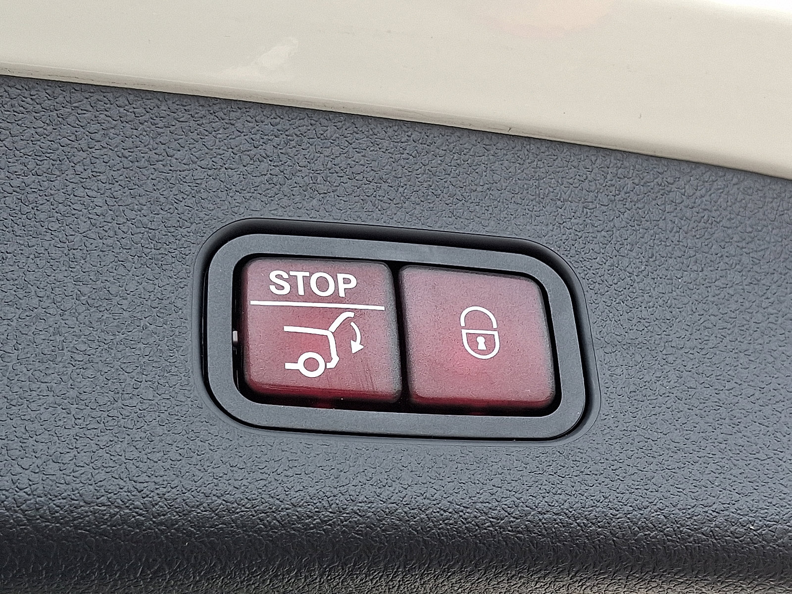 Used 2025 Mercedes-Benz GLC 300 4MATIC image 30