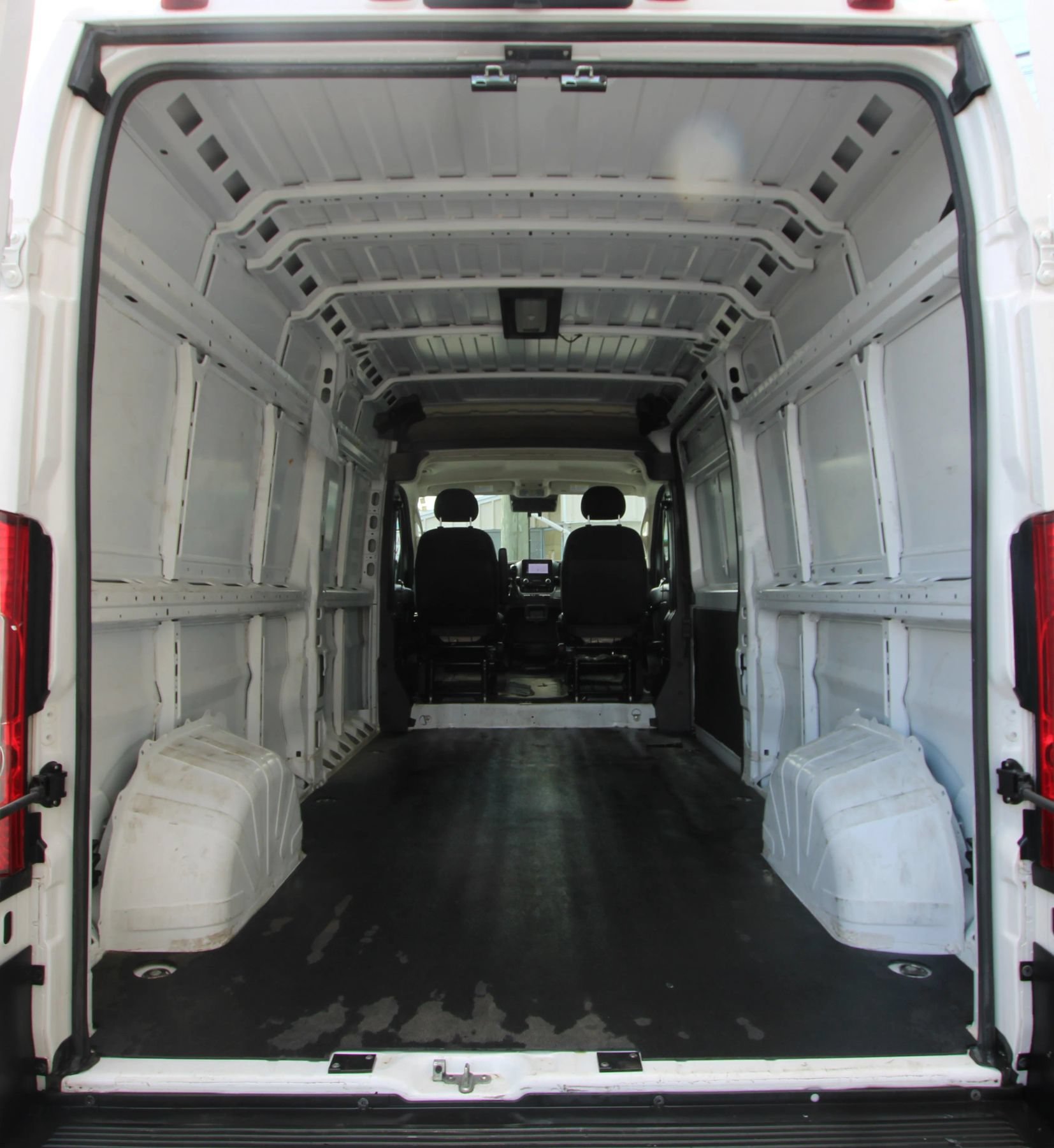 Used 2025 RAM ProMaster 2500 w/ Convenience Group FWD image 11