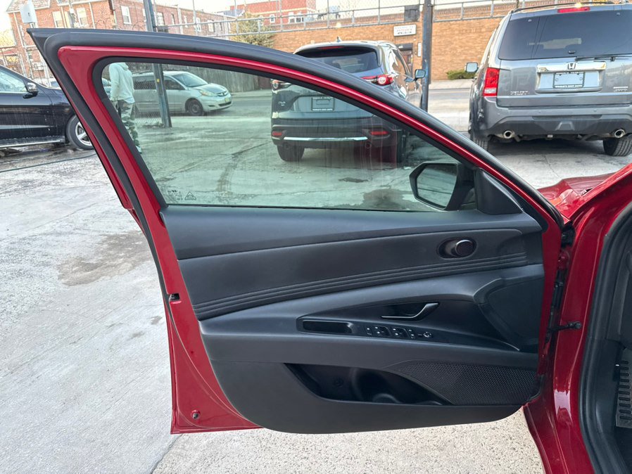 Used 2025 Hyundai Elantra Sport image 13