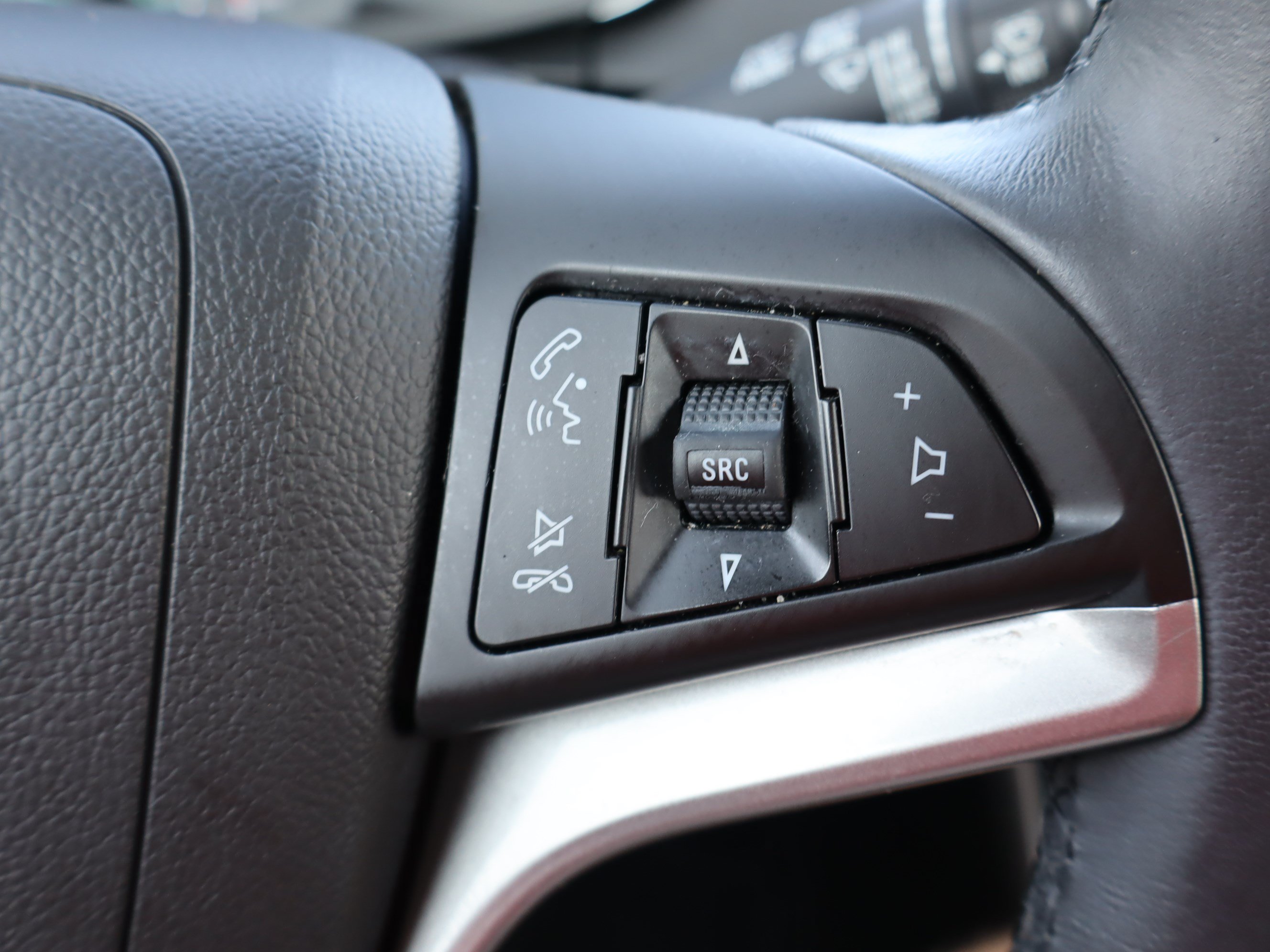 Used 2022 Chevrolet Trax LT w/ LT Convenience Package AWD/4WD image 19