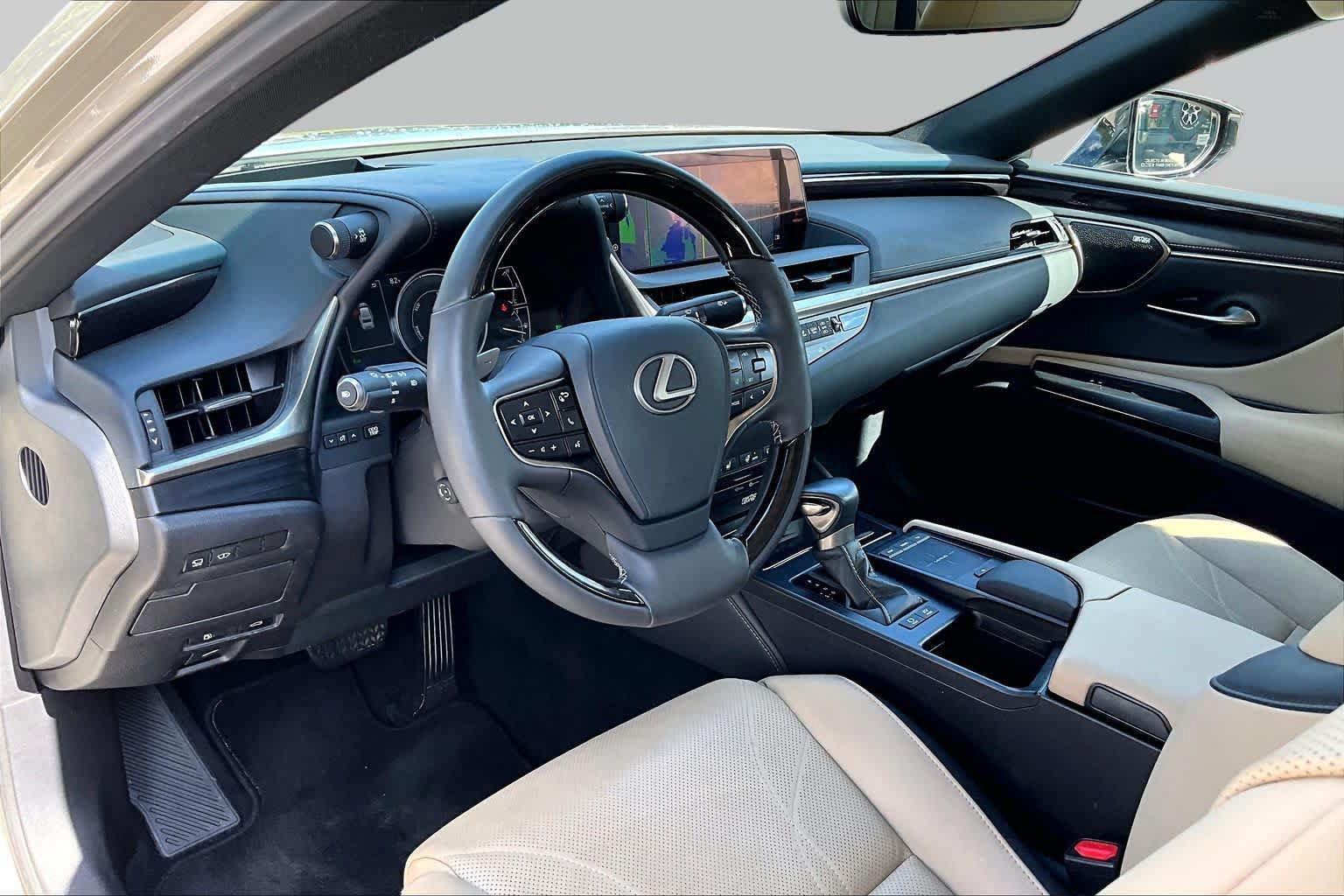 Used 2021 Lexus ES 300h Ultra Luxury w/ Accessory Package 2 FWD image 18