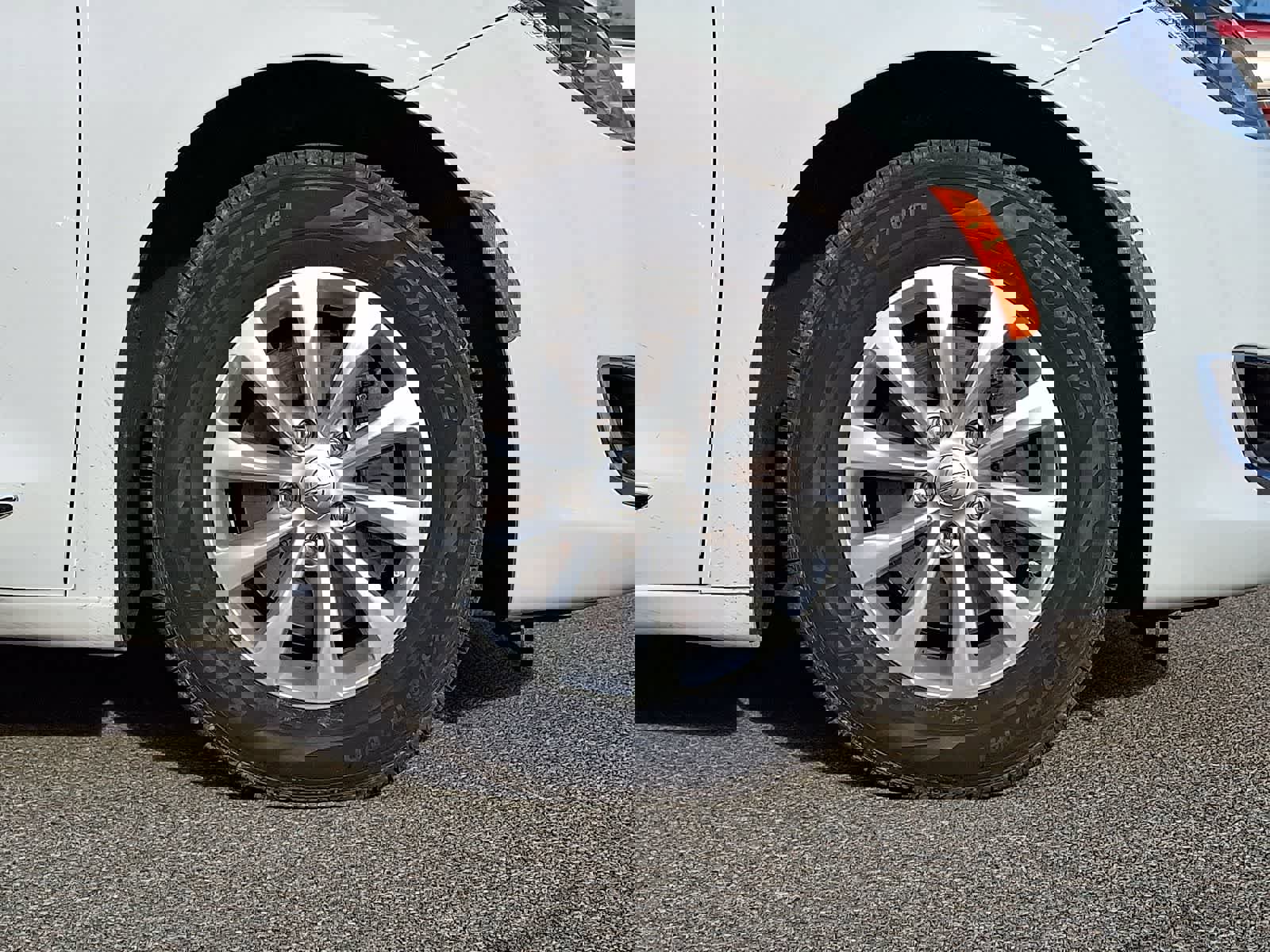 Used 2019 Chrysler Pacifica Touring-L image 9