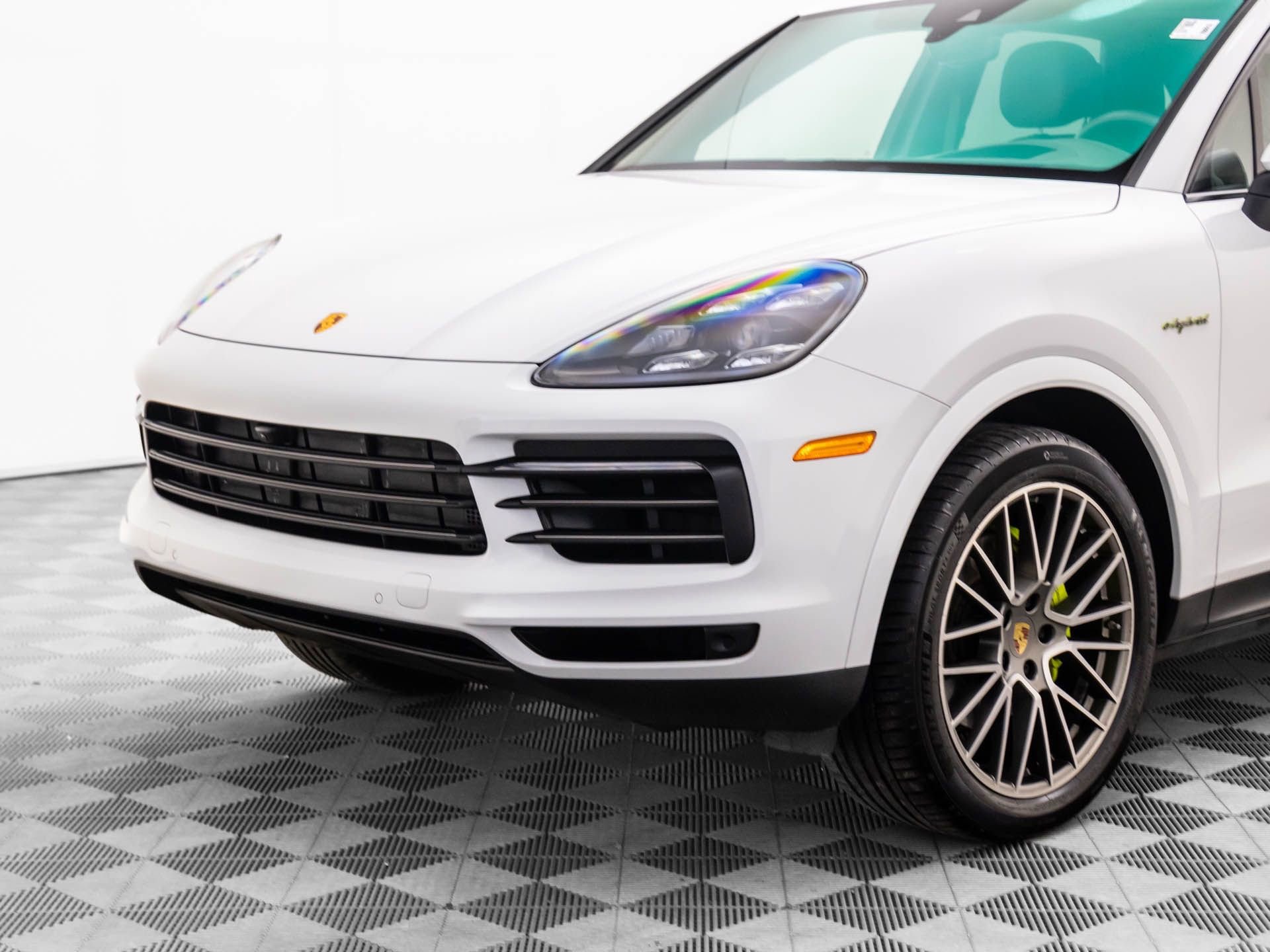 Certified 2022 Porsche Cayenne Platinum Edition image 40
