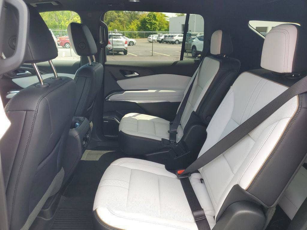 Used 2025 Chevrolet Traverse High Country w/ LPO, Floor Liner Package AWD/4WD image 32