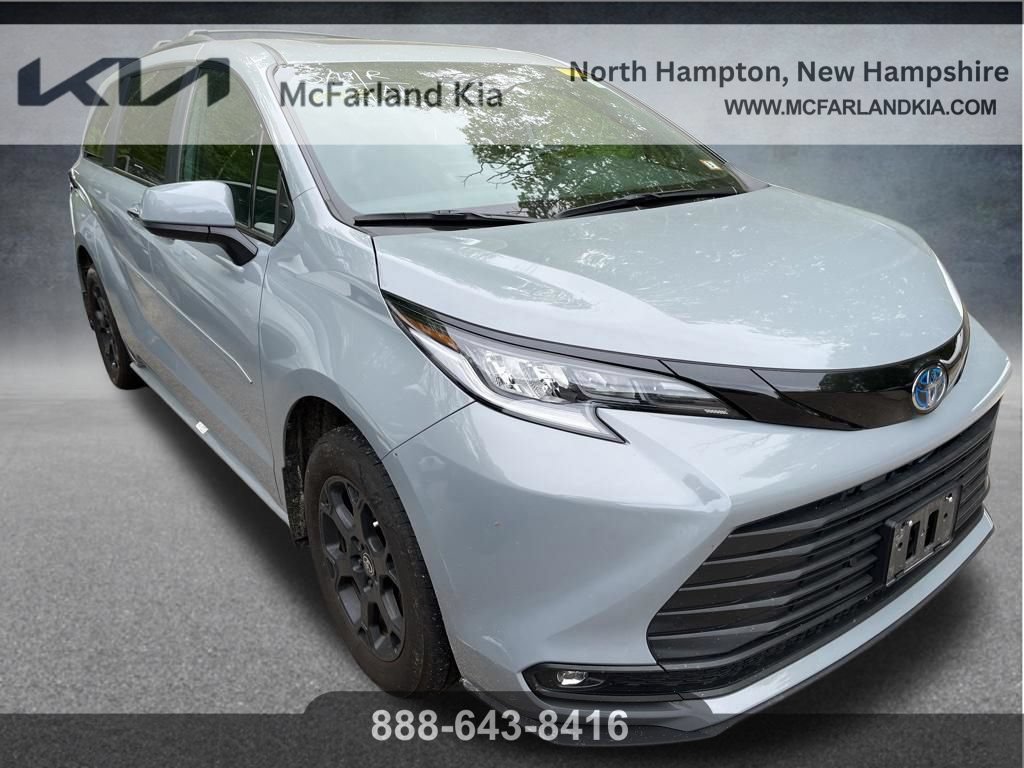 Used 2025 Toyota Sienna XLE Woodland Edition AWD/4WD image 4