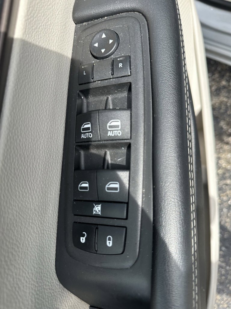 Used 2023 Chrysler Voyager LX image 20