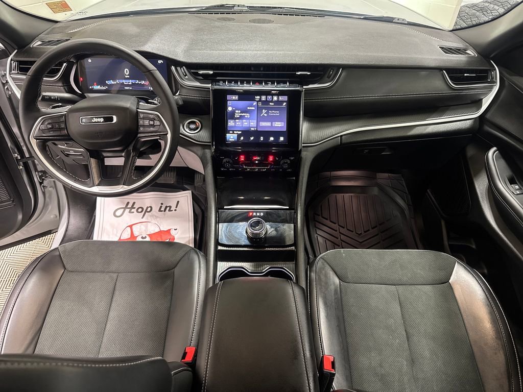 Used 2025 Jeep Grand Cherokee Altitude image 2