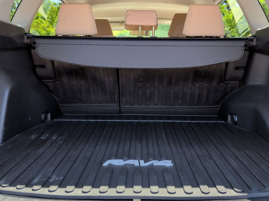 Used 2022 Toyota RAV4 XLE AWD/4WD image 28