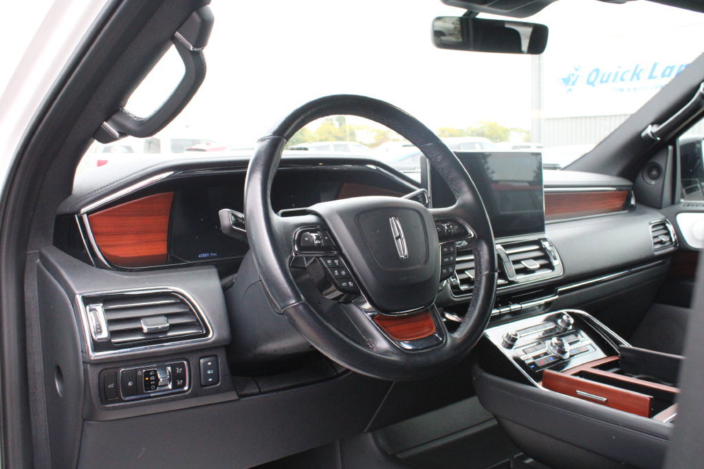 Used 2024 Lincoln Navigator L Reserve AWD/4WD image 2