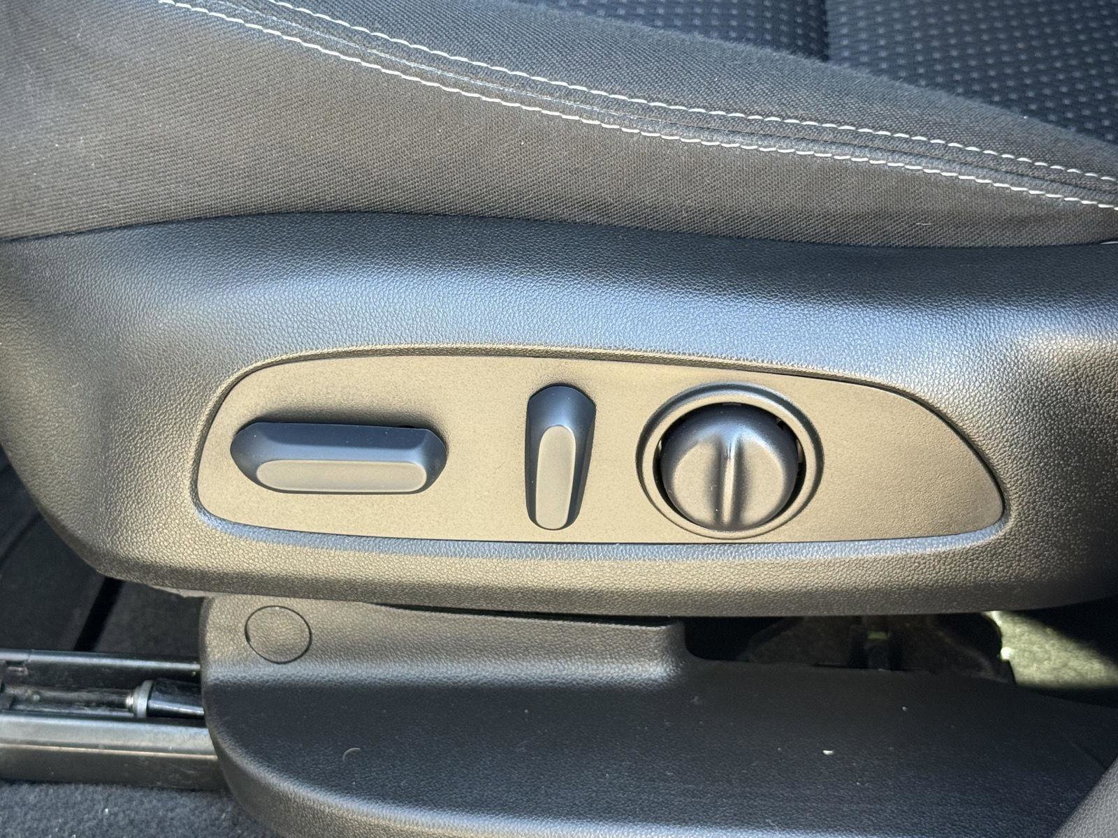 Used 2023 GMC Terrain SLE w/ Driver Convenience Package image 17