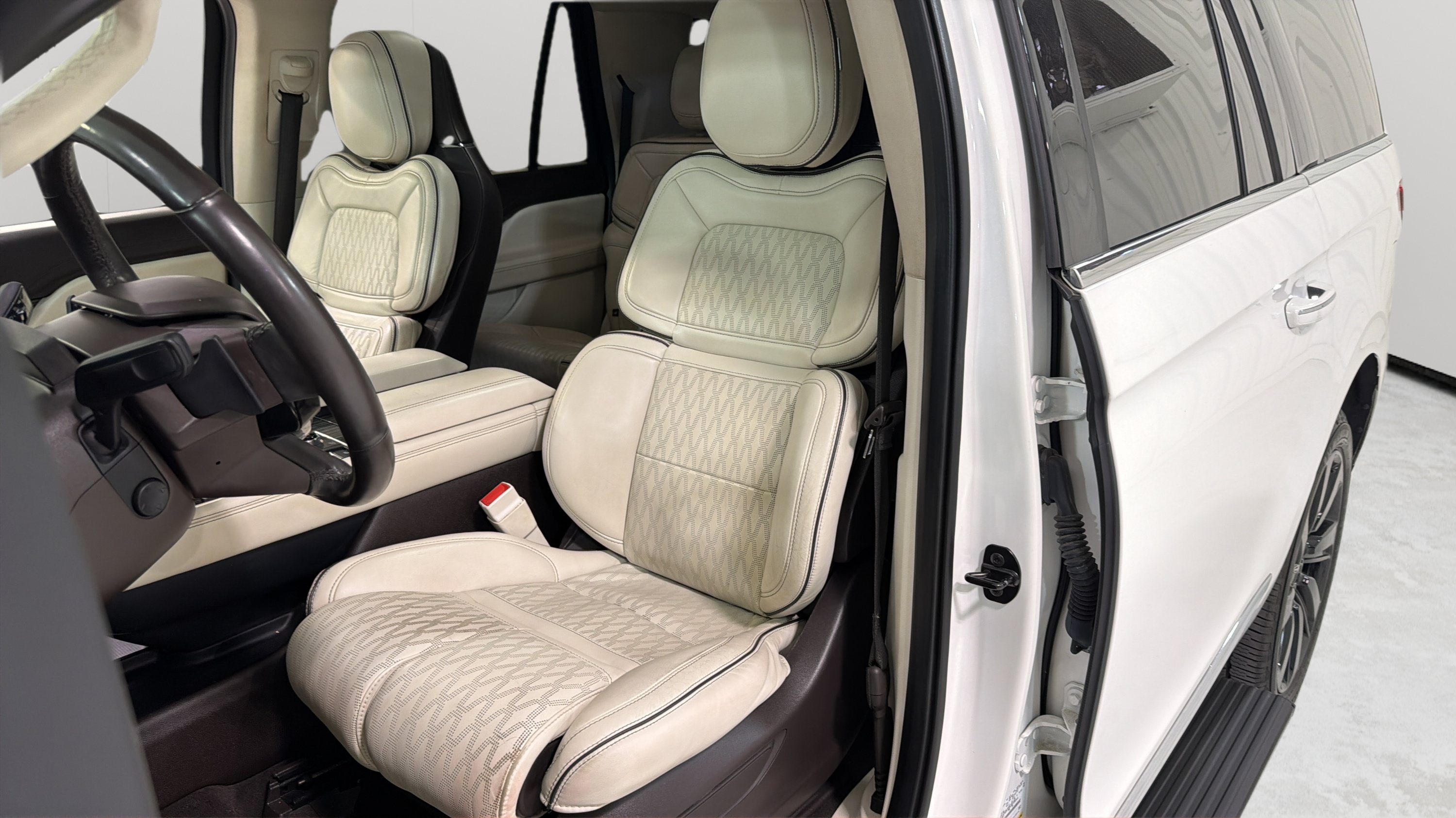 Used 2023 Lincoln Navigator L Black Label AWD/4WD image 9