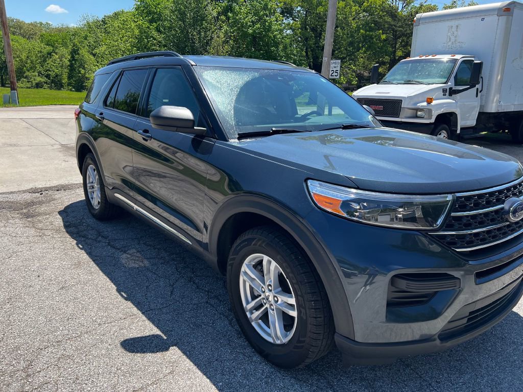 Used 2022 Ford Explorer XLT image 2
