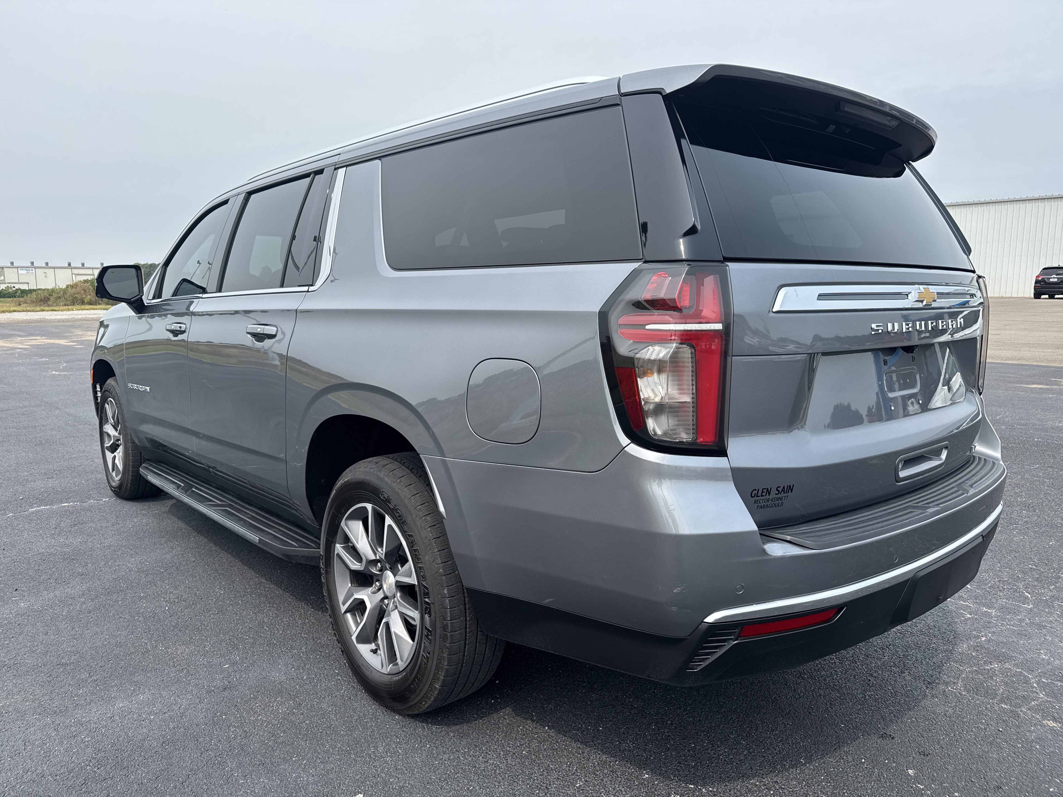Used 2022 Chevrolet Suburban LT w/ Luxury Package image 3