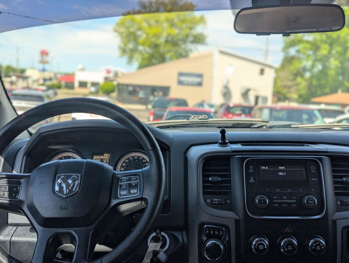 Used 2017 RAM 1500 Express AWD/4WD image 3