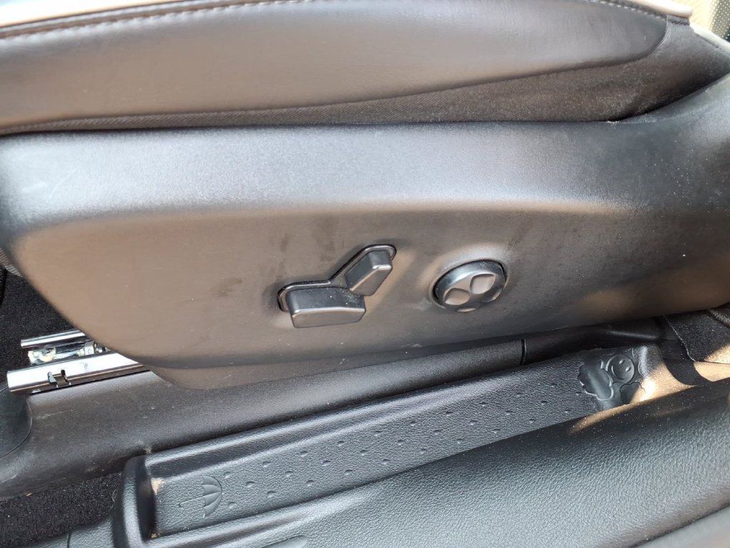 Certified 2025 Chrysler Pacifica Limited FWD image 13
