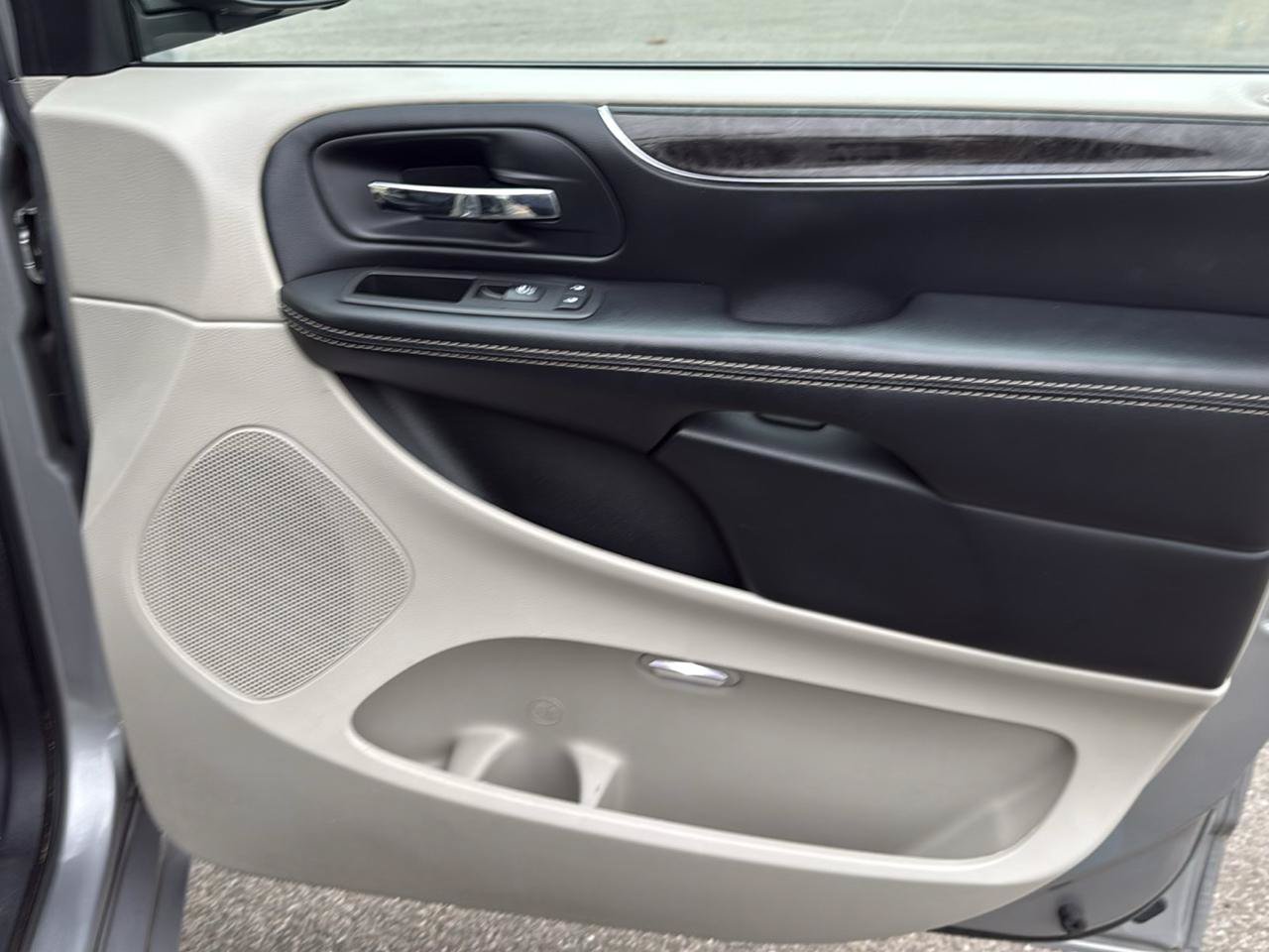 Used 2016 Chrysler Town & Country Touring w/ Driver Convenience Group FWD image 27