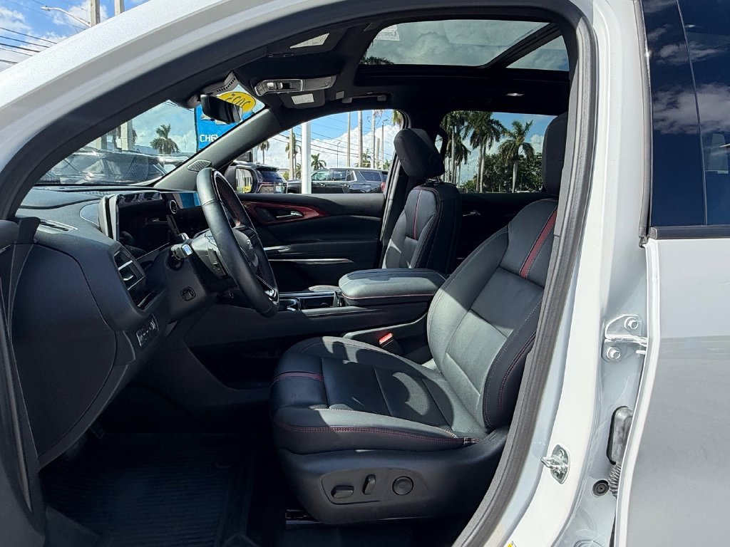 Used 2025 Chevrolet Traverse RS AWD/4WD image 9