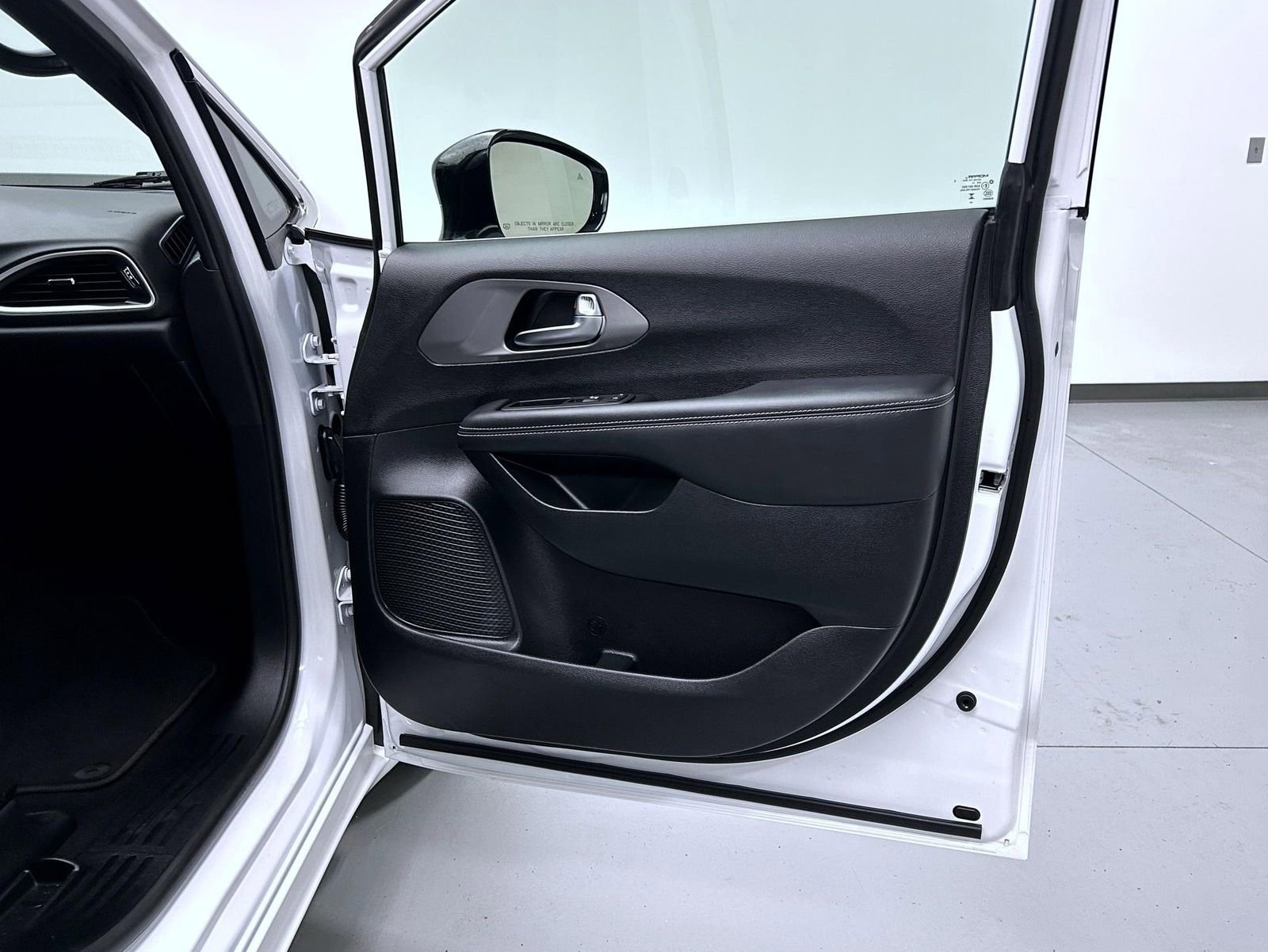 Used 2025 Chrysler Pacifica Select image 16