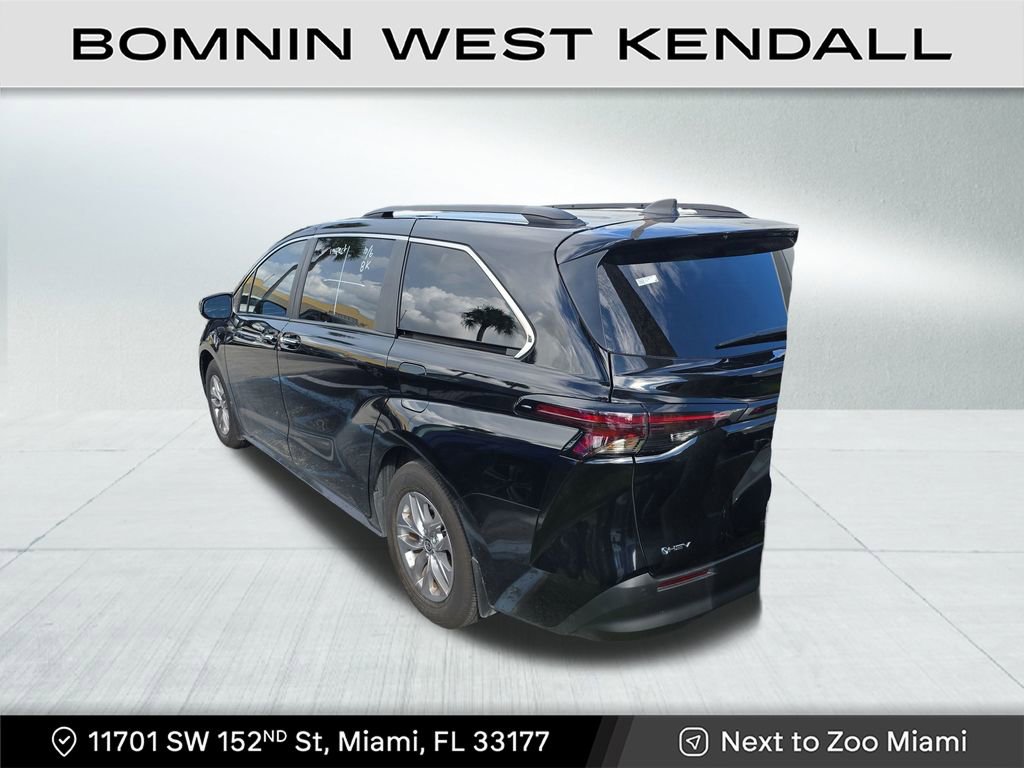 Used 2025 Toyota Sienna XLE image 3