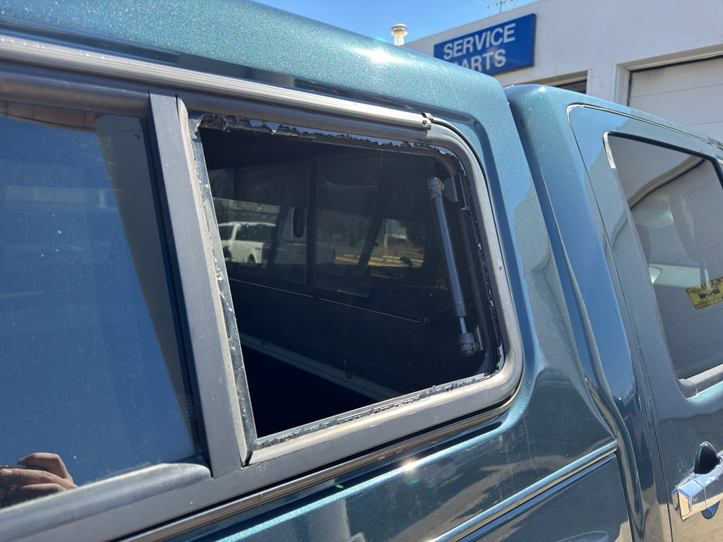 Used 2005 Nissan Titan LE w/ (R02) LE Off-Road Pkg image 8