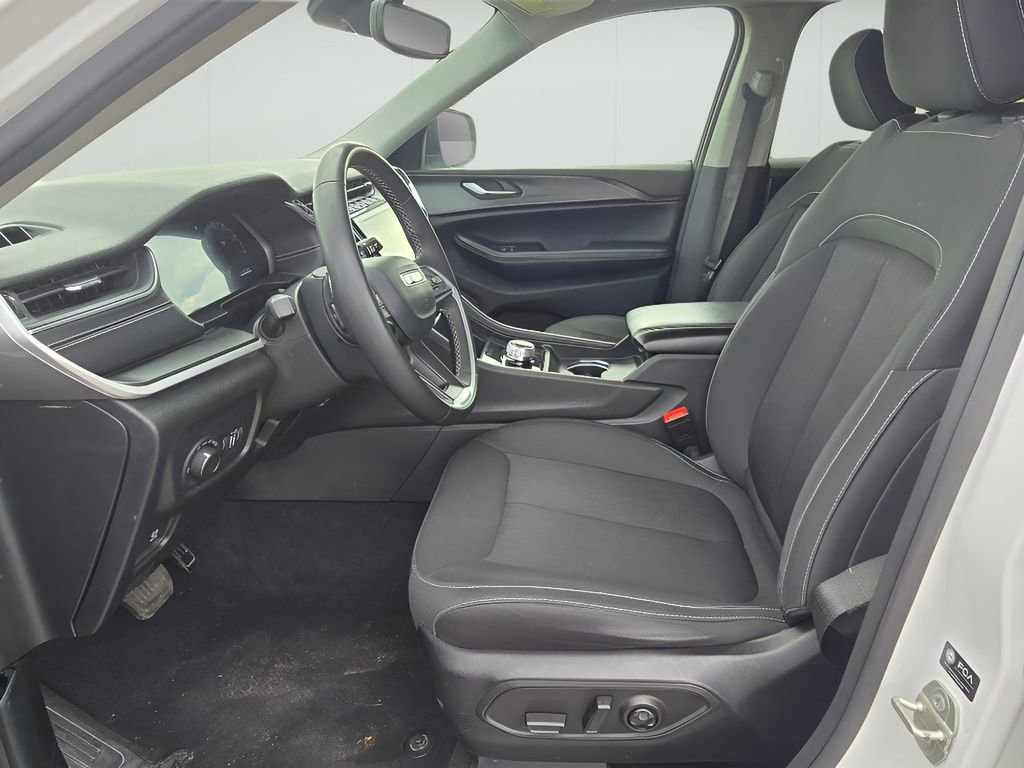 Used 2024 Jeep Grand Cherokee Laredo image 24