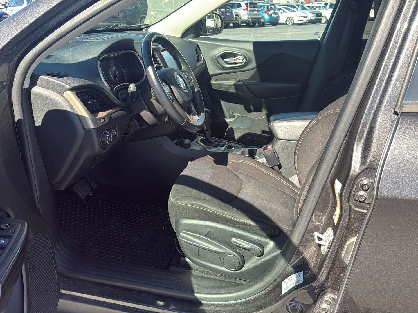 Used 2016 Jeep Cherokee Latitude w/ Cold Weather Group image 13