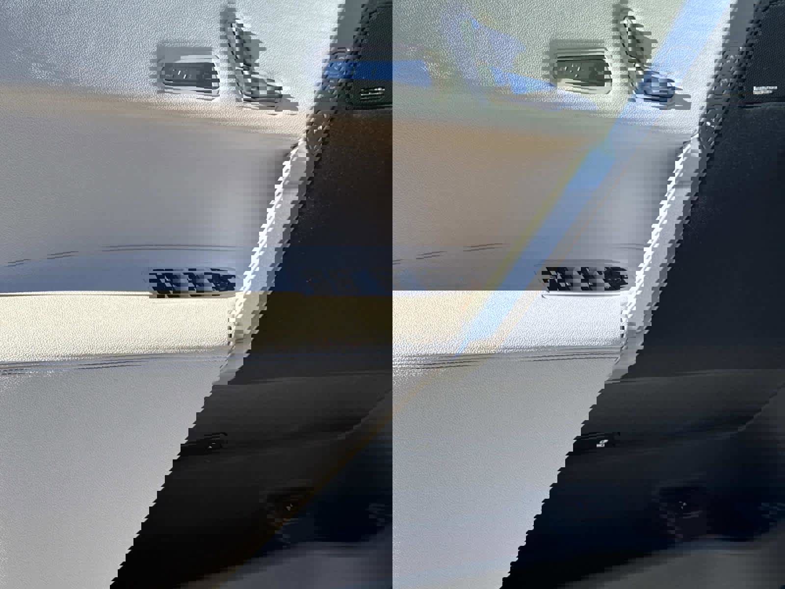 Used 2025 BMW iX xDrive50 w/ Premium Package image 27