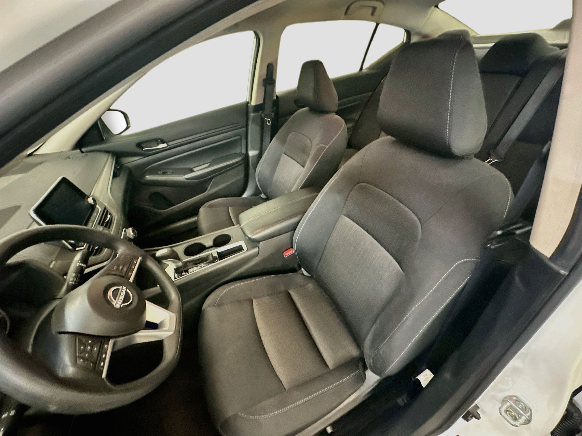 Used 2025 Nissan Altima 2.5 SV FWD image 13