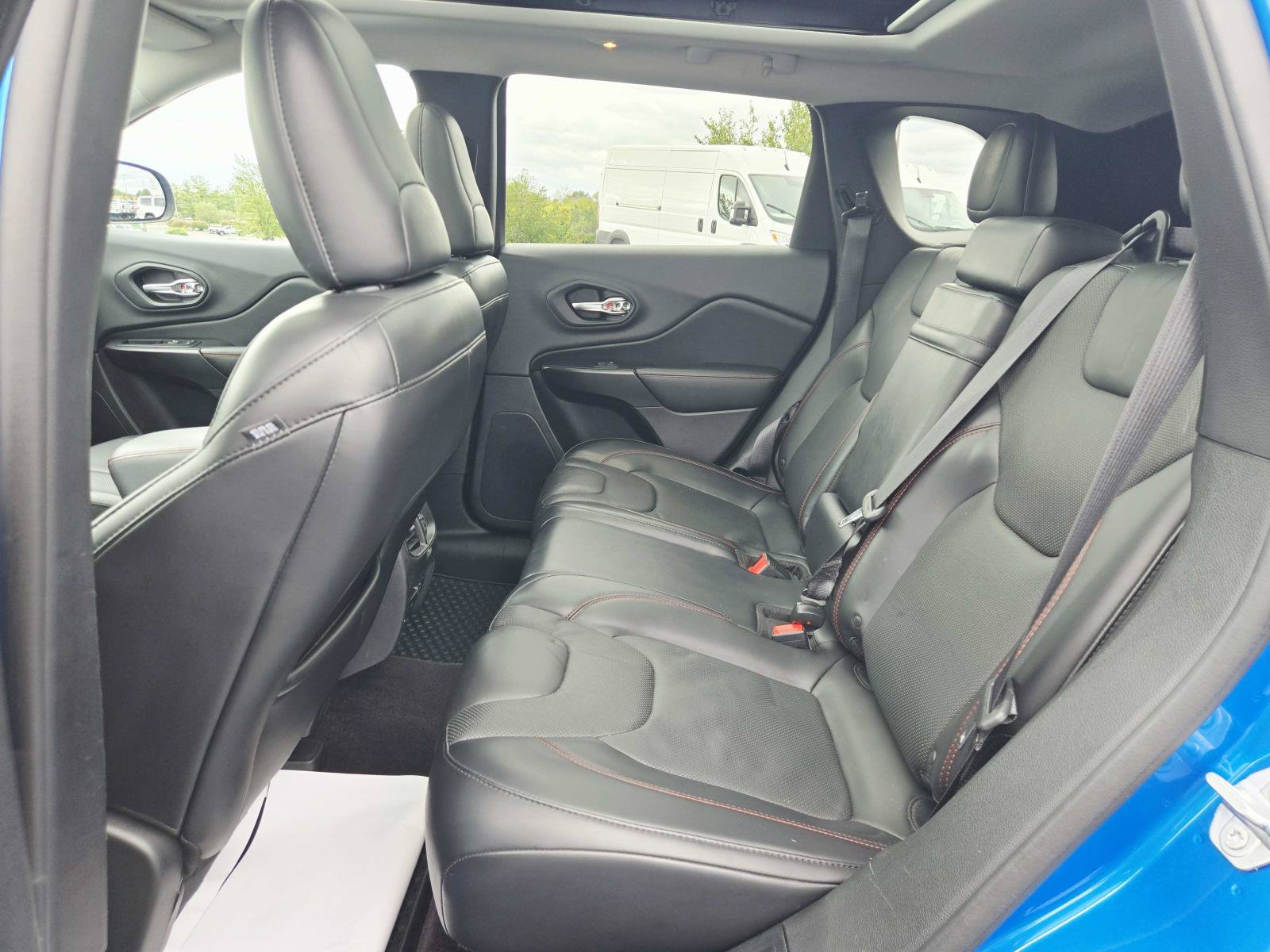 Used 2019 Jeep Cherokee Trailhawk AWD/4WD image 14