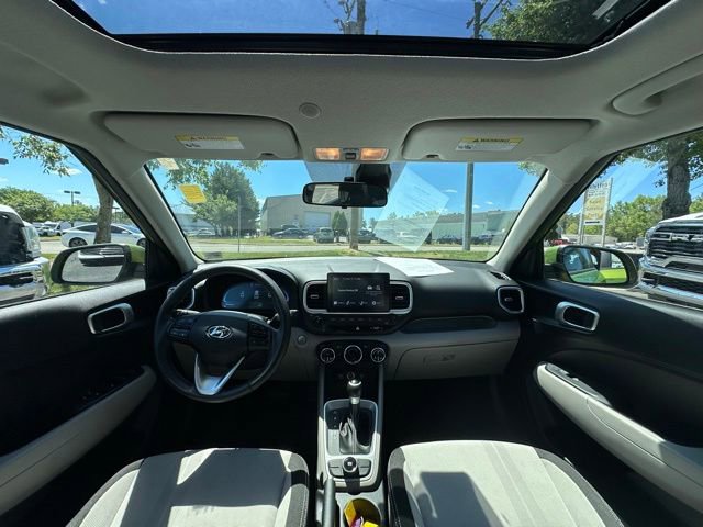 Used 2024 Hyundai Venue SEL FWD image 2