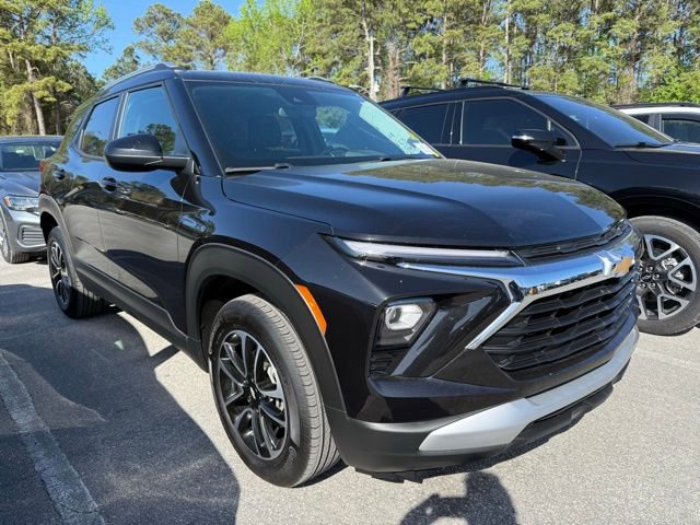 Used 2025 Chevrolet TrailBlazer LT image 2