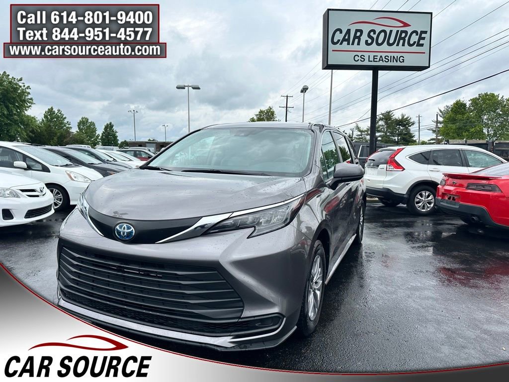 Used 2024 Toyota Sienna LE FWD image 1