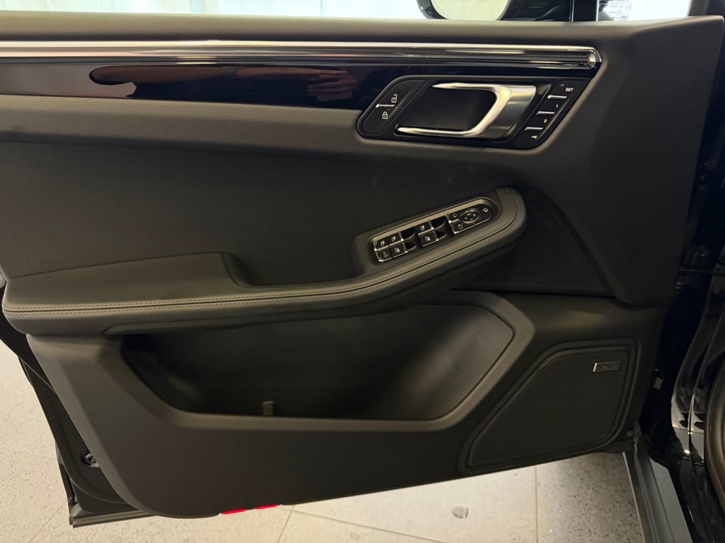 Certified 2026 Porsche Macan AWD/4WD image 15