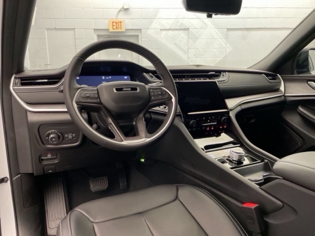 New 2025 Jeep Grand Cherokee Limited w/ Luxury Tech Group II RWD image 9