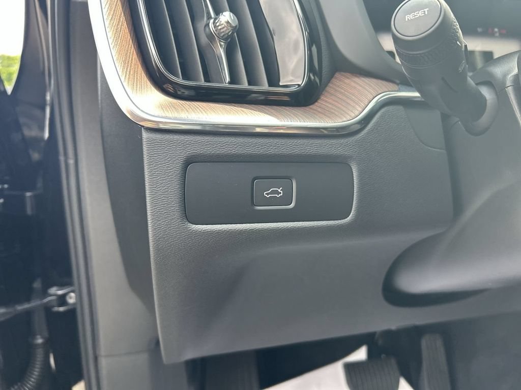 Certified 2023 Volvo XC60 B5 Plus w/ Climate Package AWD/4WD image 17