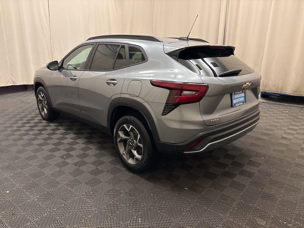 Used 2025 Chevrolet Trax LT w/ LT Convenience Package image 7