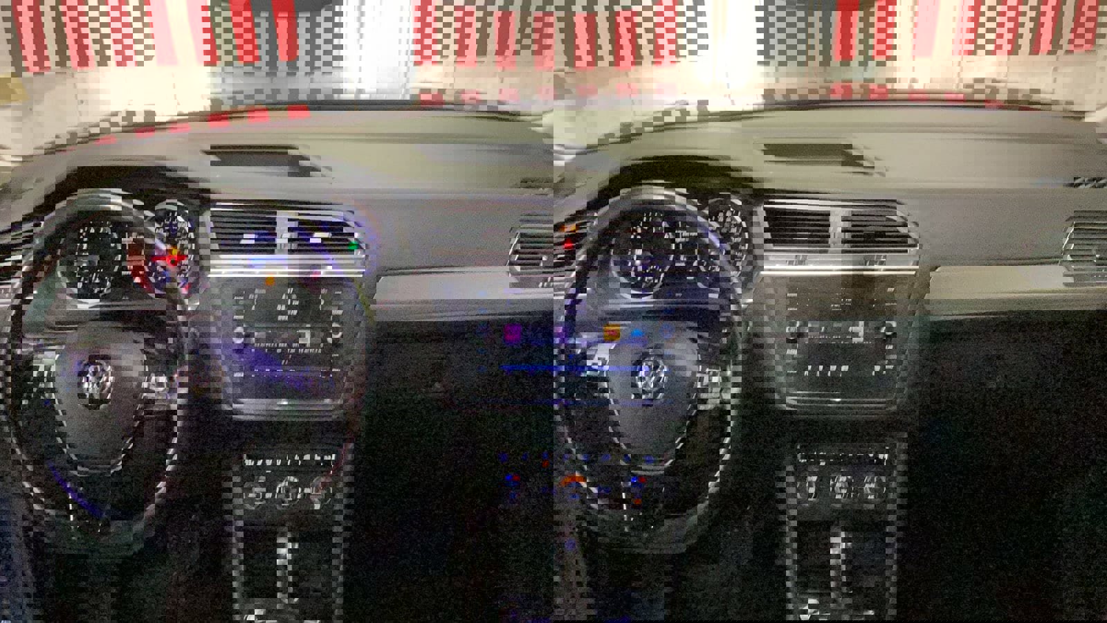 Used 2018 Volkswagen Tiguan SE w/ Panoramic Sunroof Package image 14