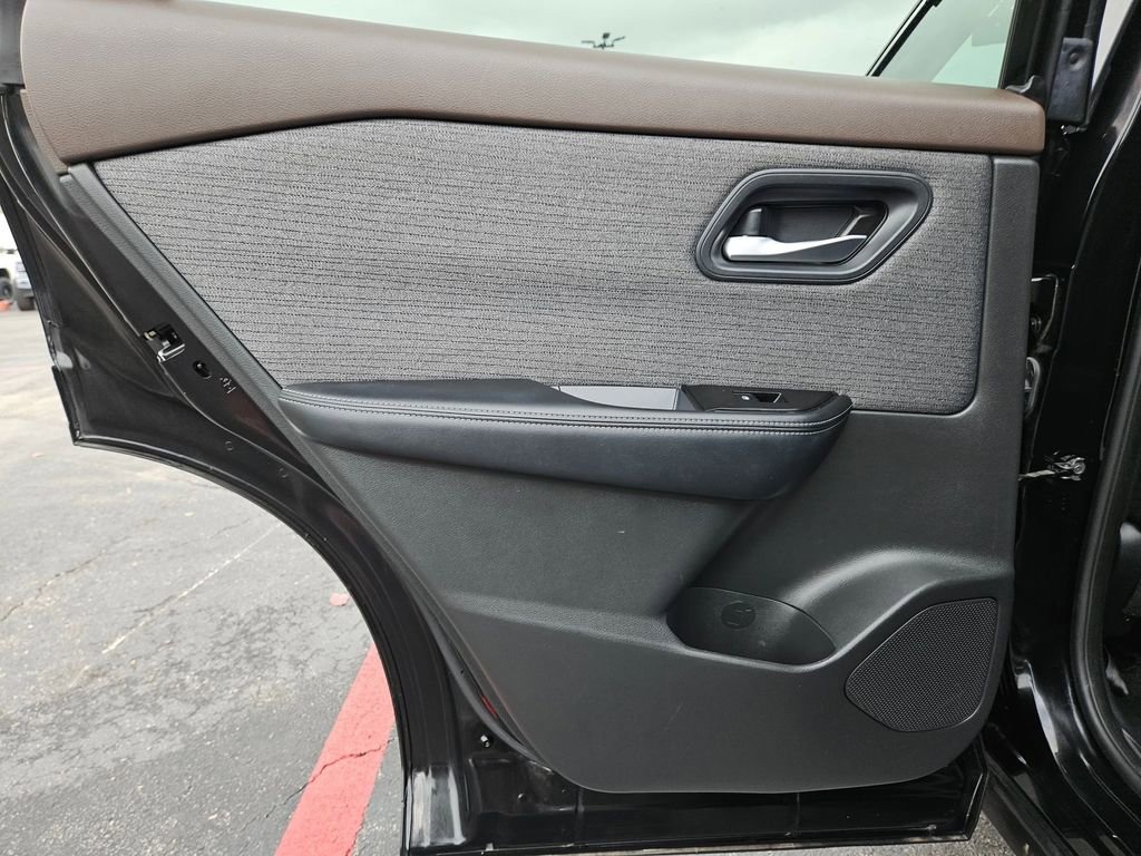 Used 2023 Nissan Rogue SV image 17