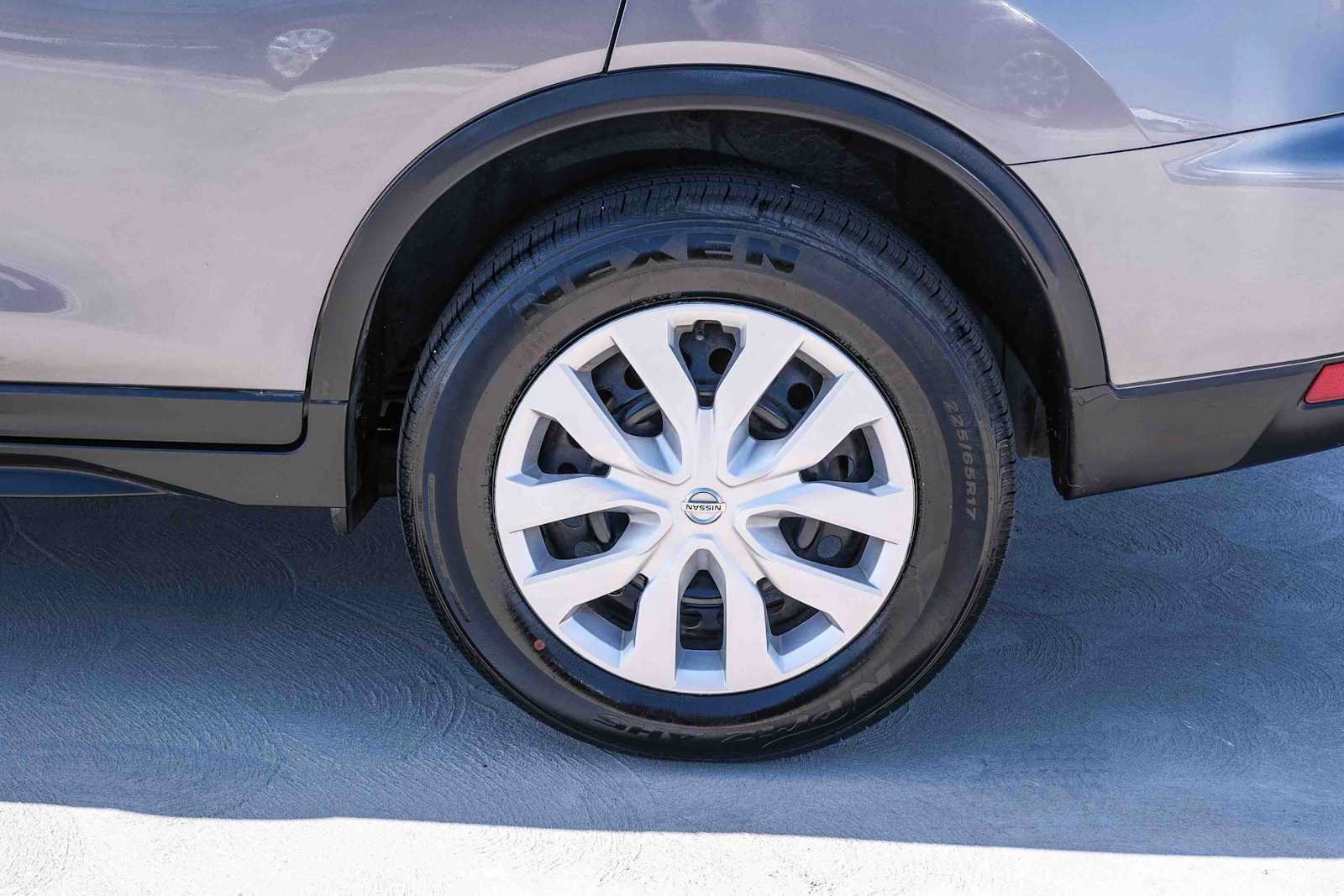 Used 2017 Nissan Rogue S AWD/4WD image 9
