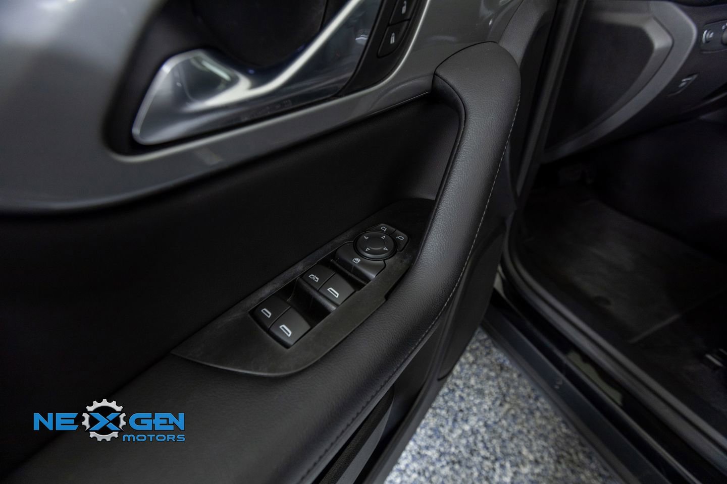 Used 2020 Chevrolet Blazer LT FWD image 12