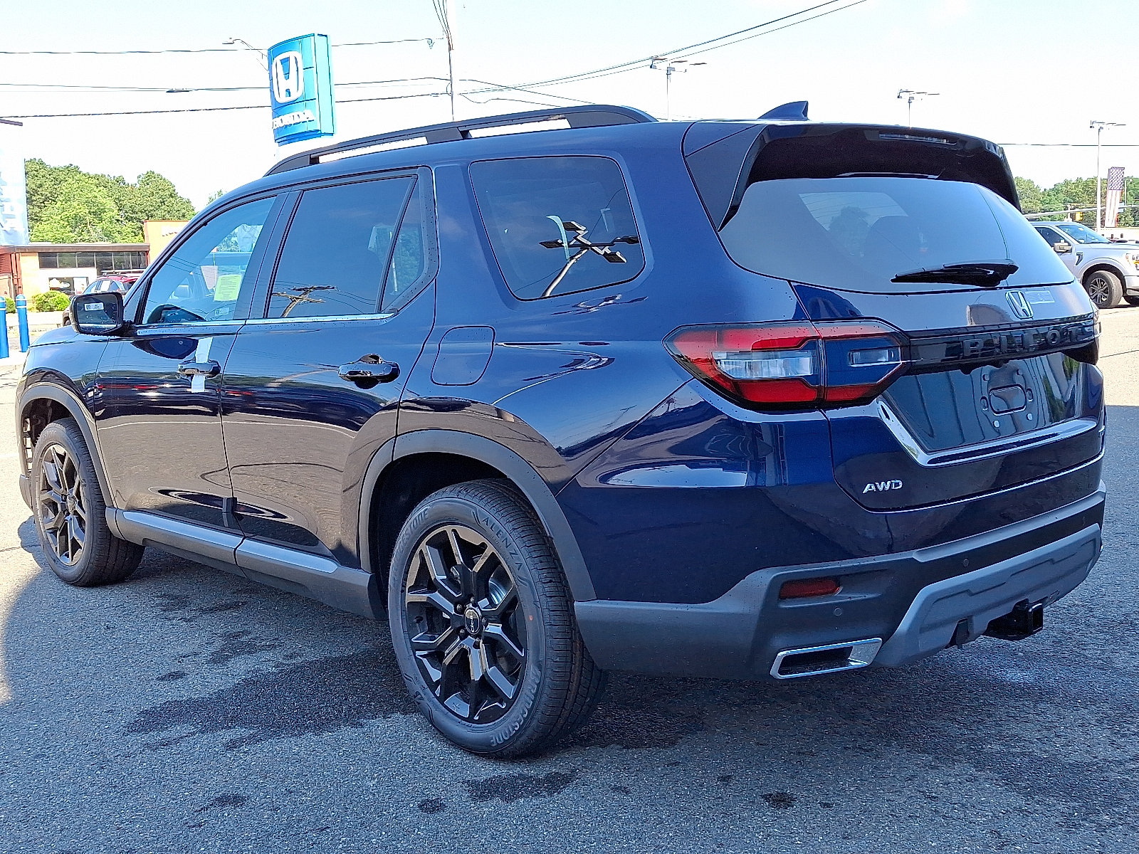 New 2025 Honda Pilot Touring image 4