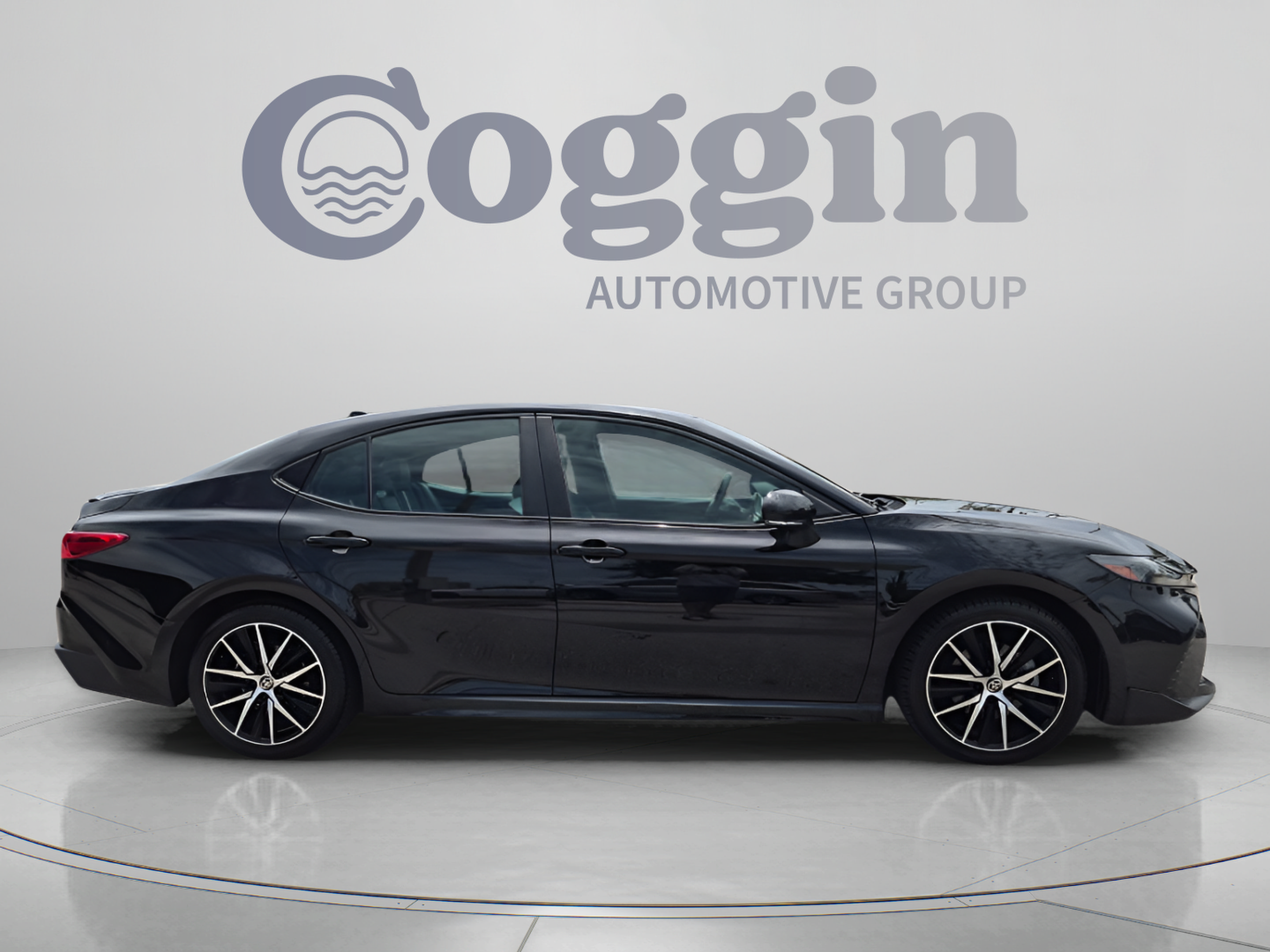 Used 2025 Toyota Camry SE FWD image 7