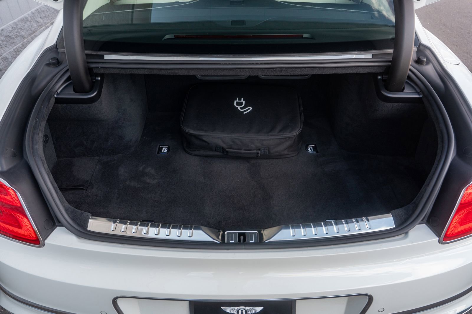 Certified 2025 Bentley Flying Spur Plug-In Hybrid image 32