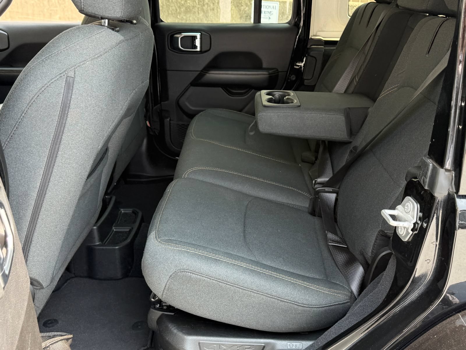 Used 2024 Jeep Wrangler Unlimited Sahara AWD/4WD image 19