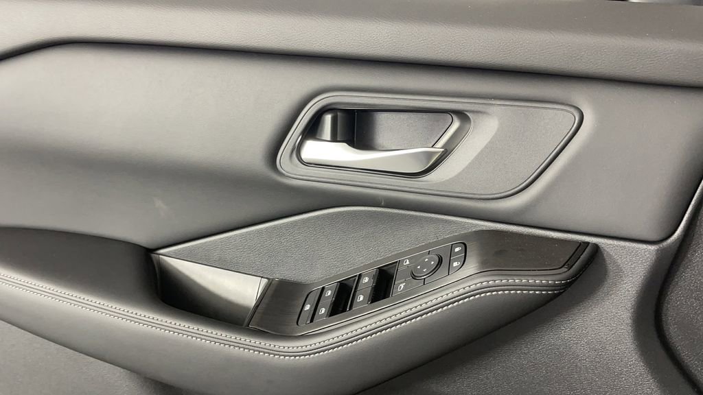 New 2025 Nissan Rogue SV image 29