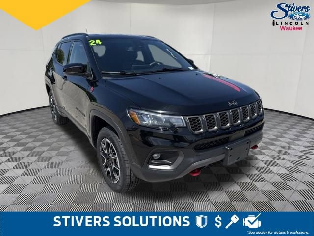 Used 2024 Jeep Compass Trailhawk AWD/4WD image 3