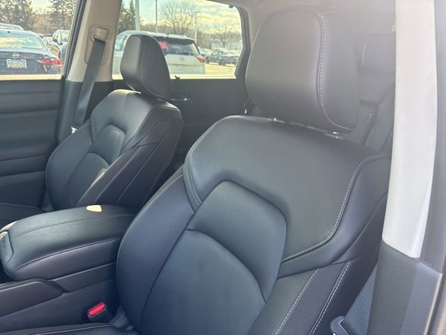 Certified 2025 Nissan Pathfinder SL w/ Black Appearance Package image 15